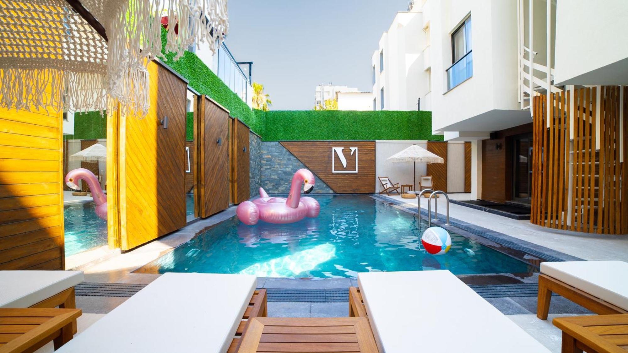 Lara Vista Suits & Spa מלון